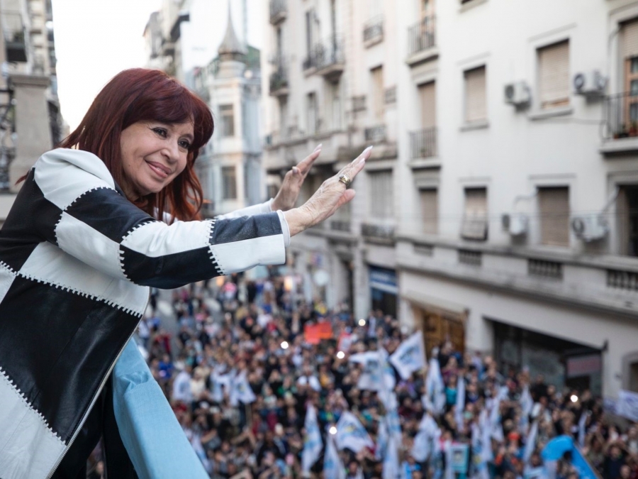 Cristina Fernández de Kirchner saluda a la militancia desde el balcón del Instituto Patria. 